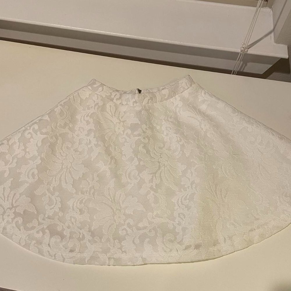 Double layered lace white skirt